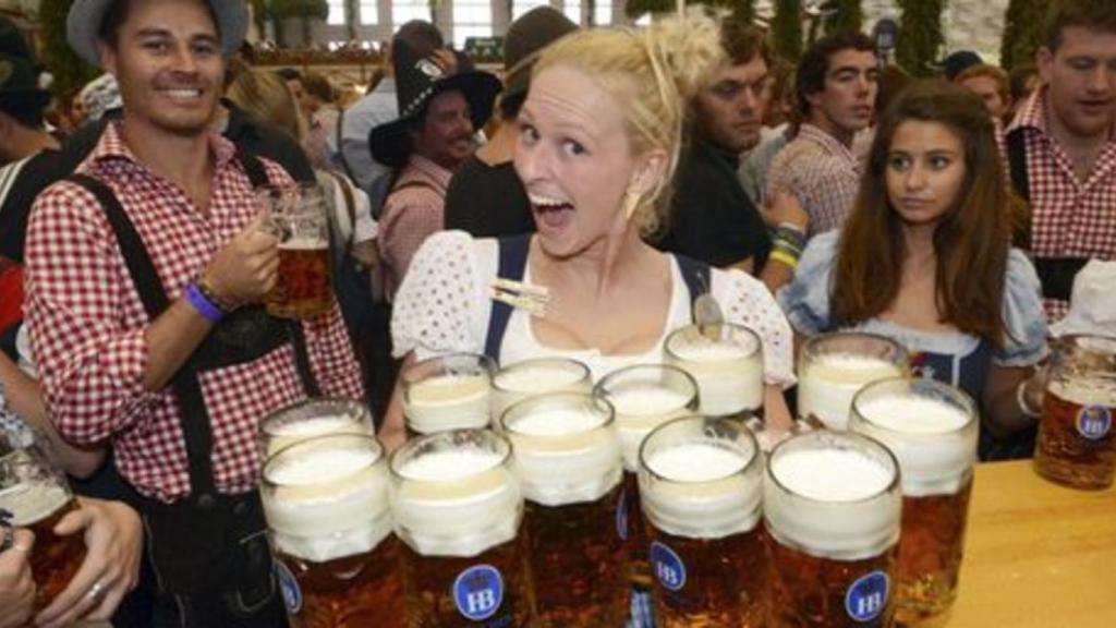 Comprar una casa o invertir en Bolsa: a qué destinan su riqueza un español, un alemán y un británico