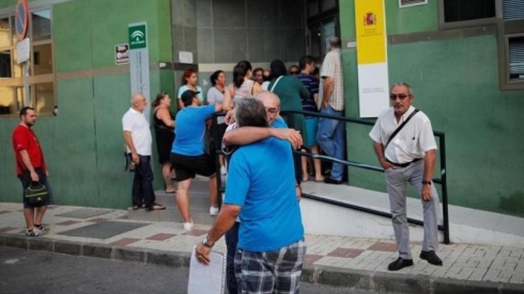 El paro rompe la tendencia de los últimos dos años y baja en noviembre en 1