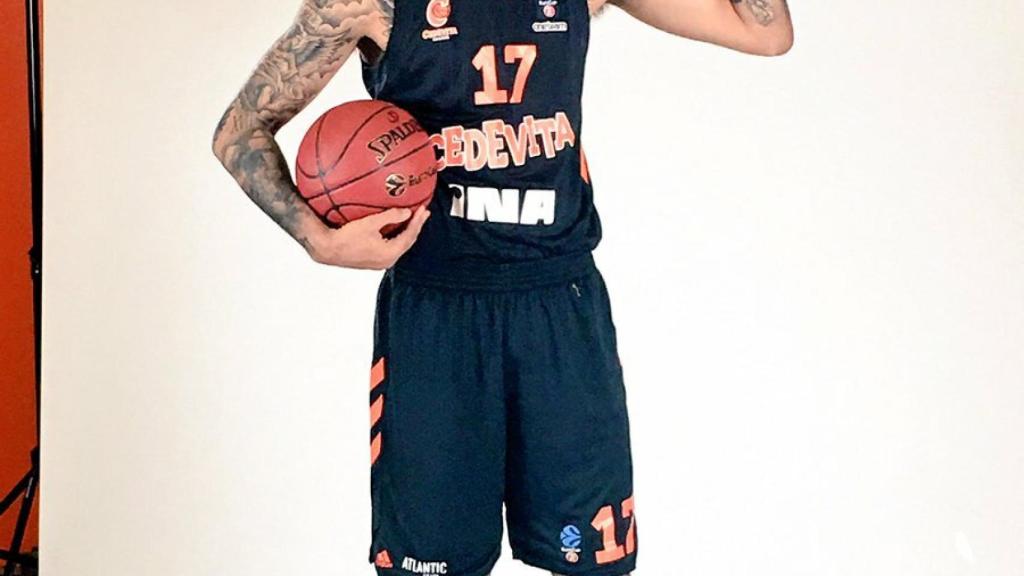 Augusta Lima, con la camiseta de su antiguo equipo. Foto: Twitter (@AugustoLima7)