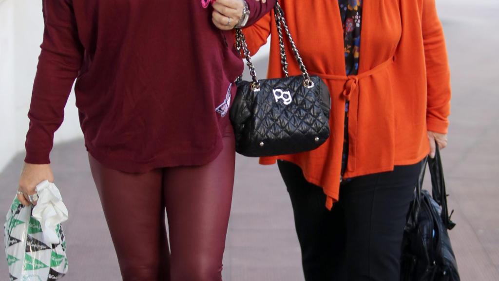 Terelu y María Teresa Campos saliendo de una revisión