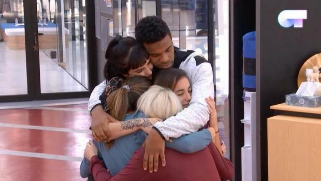 Abrazo de los compañeros.