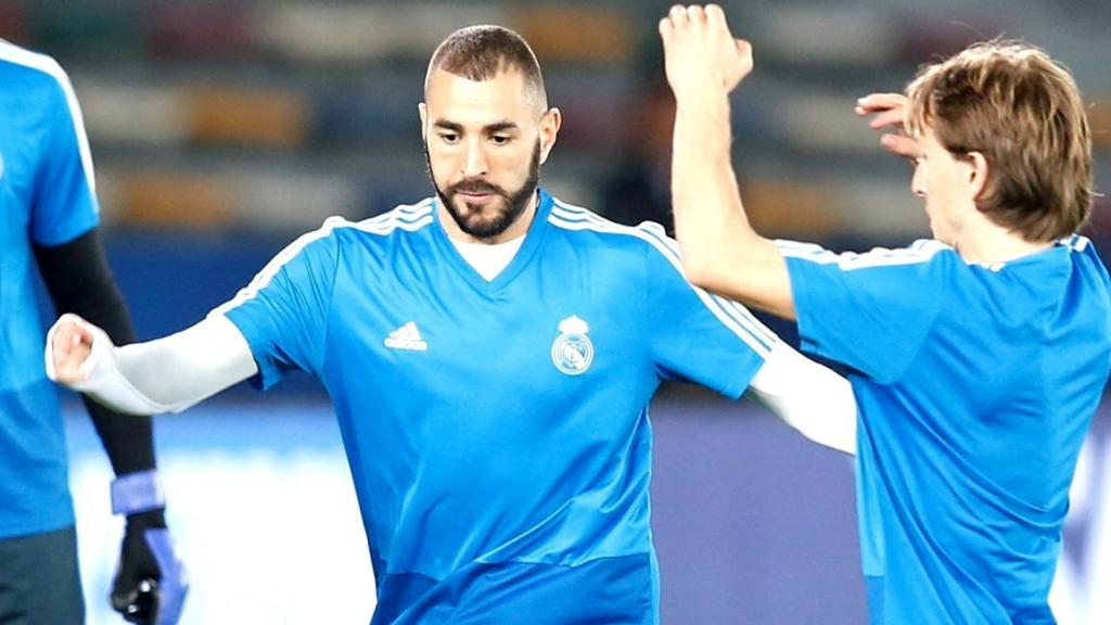 Benzema entrenando con sus compañeros