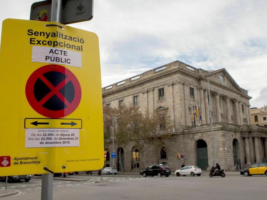 Señal de tráfico colocada en las inmediaciones de la sede del Consejo de Ministros.