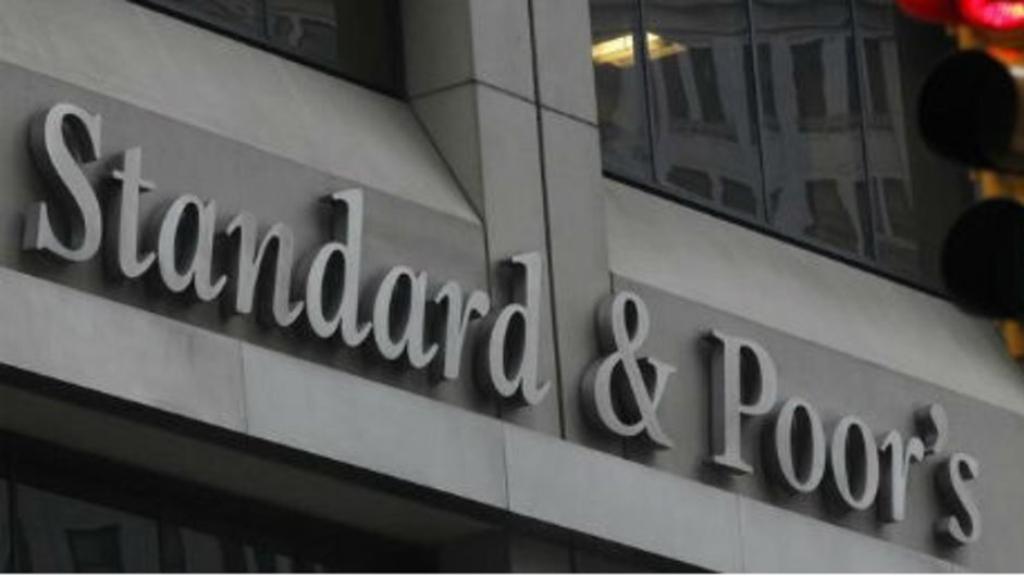 Logo de S&P en su sede.