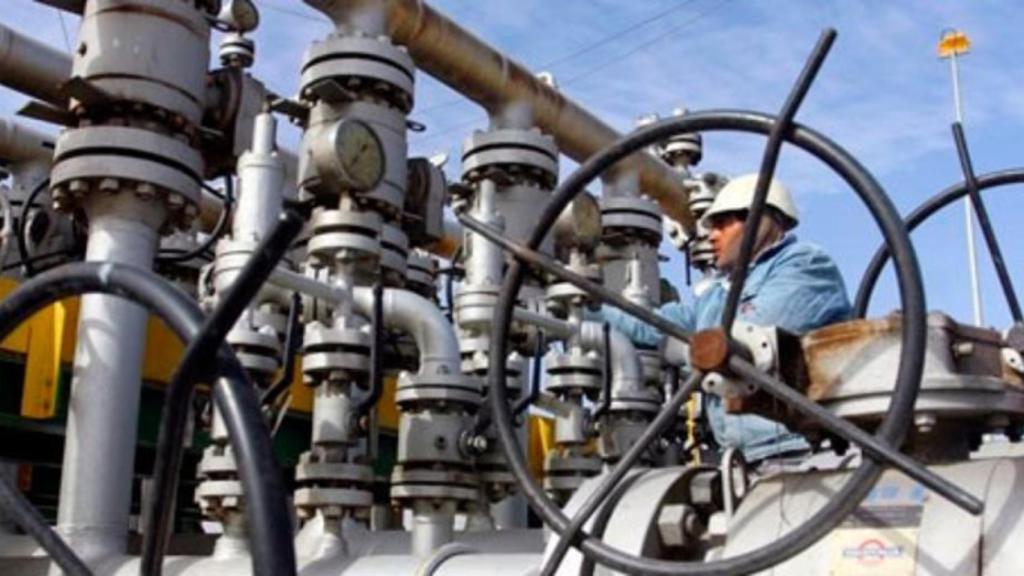 Un operario trabaja en una refinería petrolera.