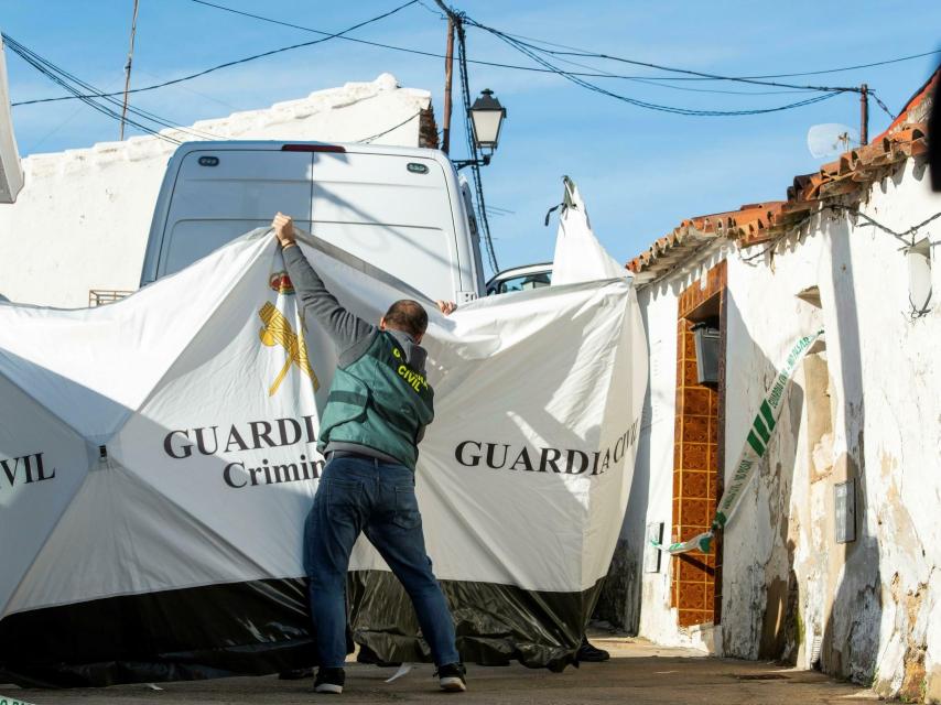 Un agente de la Guardia Civil desplegado frente a la casa de Bernardo Montoya, en El Campillo.