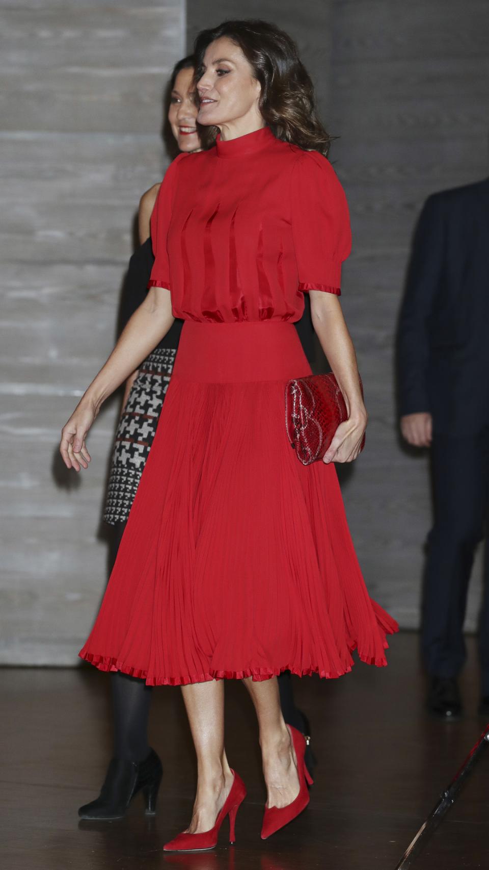 Detalle del vuelo de la falda plisada de la reina Letizia.