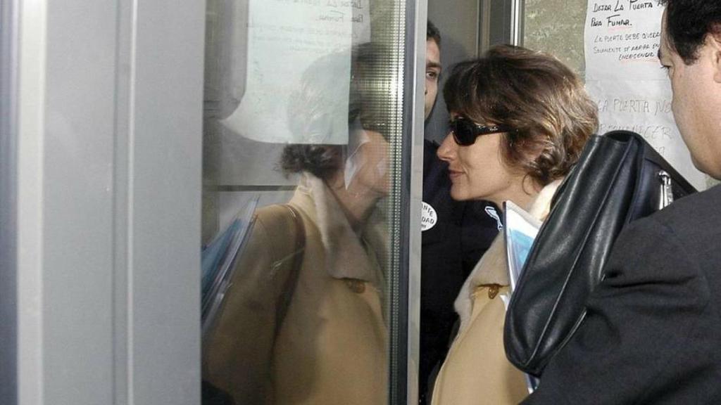 Telma entrando en los juzgados.