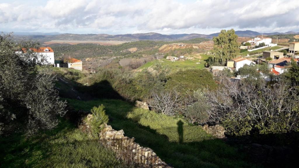 Vistas de las cortas mineras de Riotinto y la sierra de Aracena a lo lejos