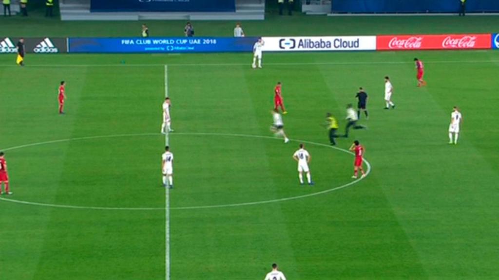 Un espontáneo salta al campo durante el Kashima - Real Madrid