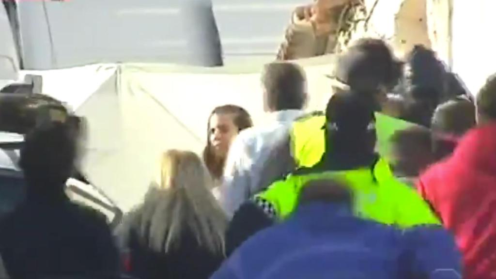 Momento en el que los vecinos rompen el cordón policial.