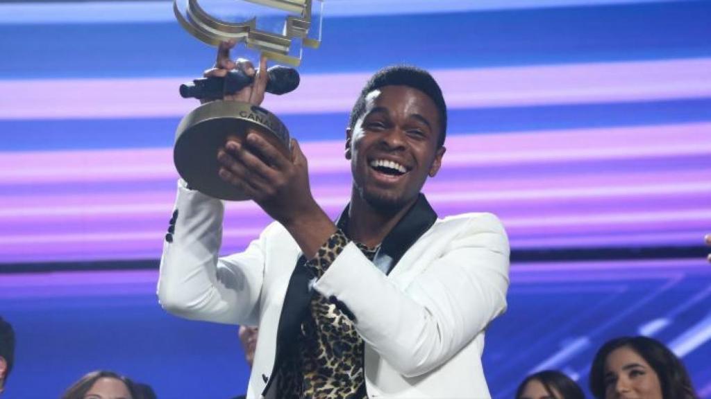 Famous con su trofeo tras ganar.