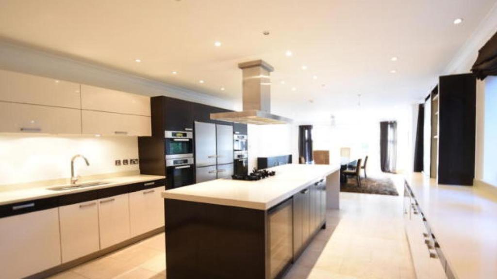 La cocina de la antiguo mansión de Cristiano Ronaldo. Foto: rightmove.co.ok