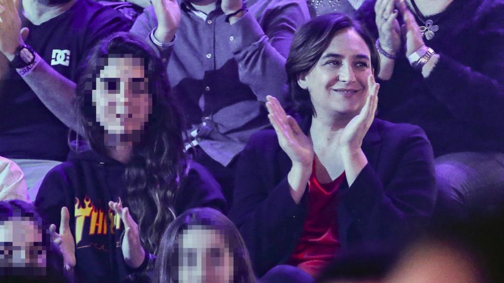 Ada Colau entregada en el público.