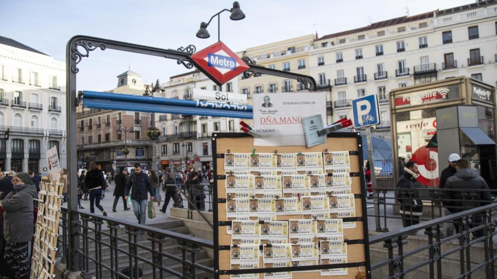 A un día del Sorteo de Navidad los puestos que venden décimos de lotería están a rebosar