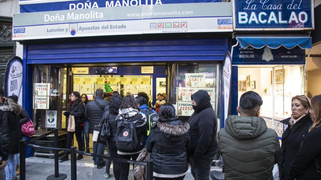 Las colas en 'Doña Manolita' pueden durar hasta tres horas y media