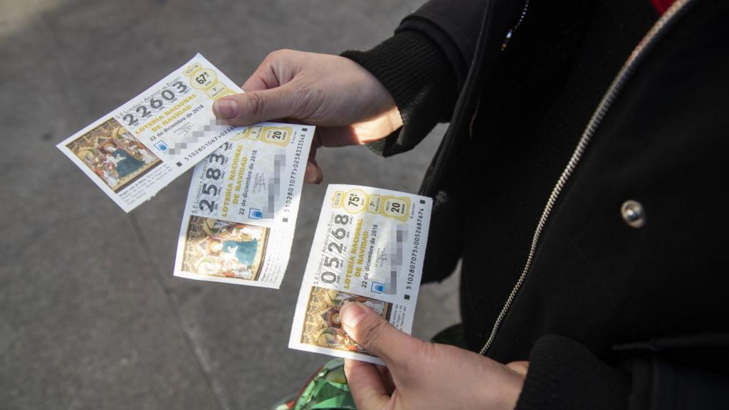 Li se ha comprado tres décimos de Lotería de Navidad. Su marido 30