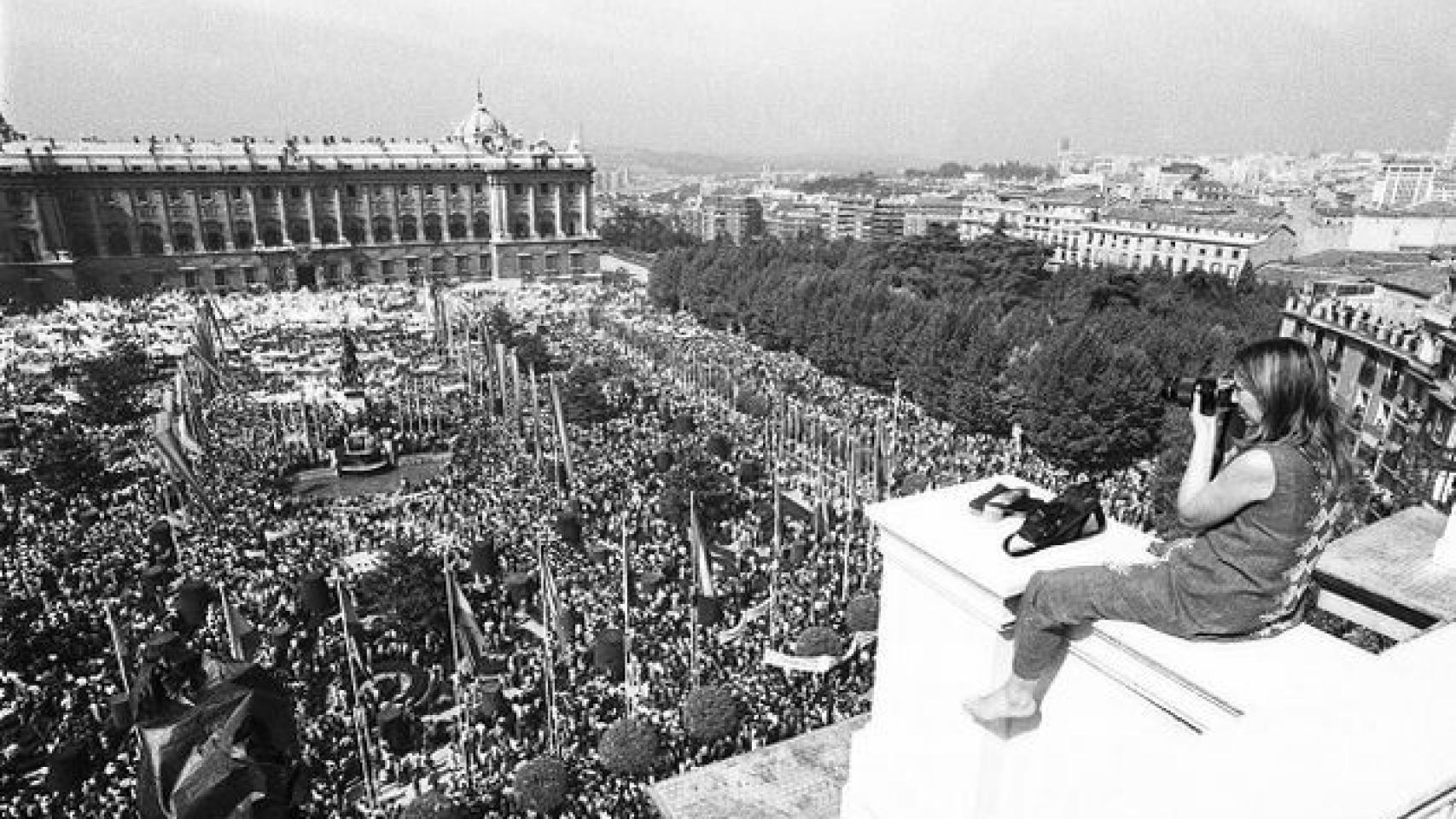 Joana Biarnés en la Plaza de Oriente de Madrid.