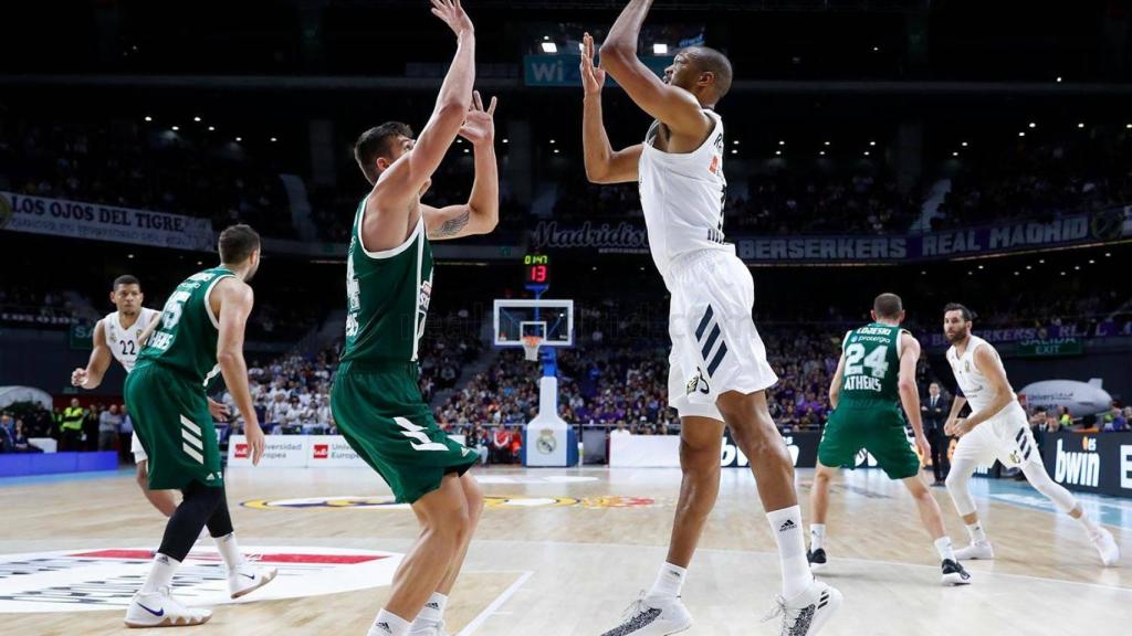 Anthony Randolph lanza un gancho ante su defensor