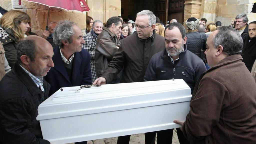 Féretro de Alicia, la bebé de 17 meses asesinada por el novio de su madre.