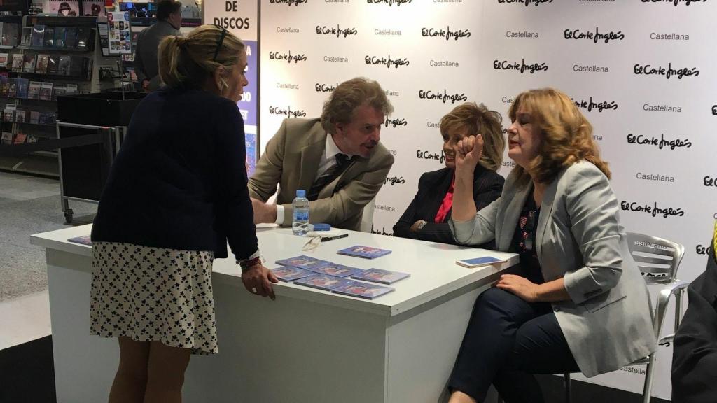 María Teresa Campos y Bigote Arrocet en la firma de su disco