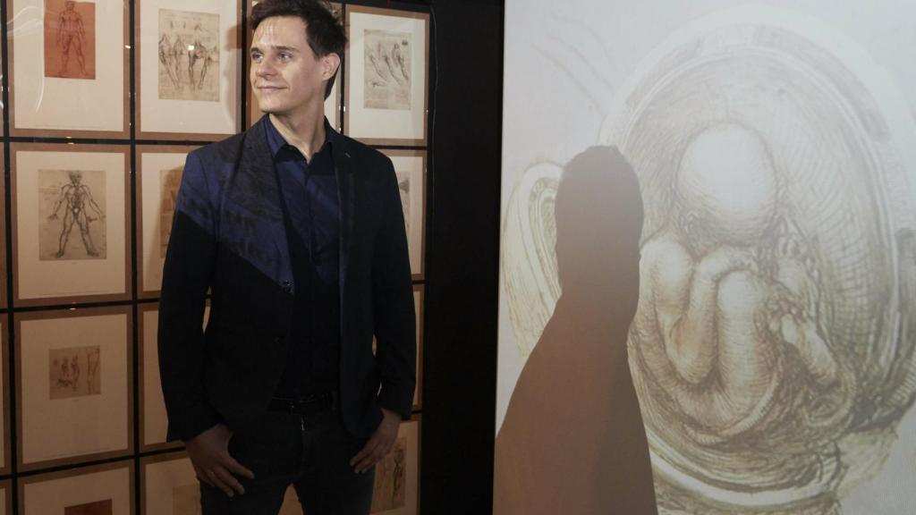 Christian Gálvez en su primera exposición de da Vinci como comisario.
