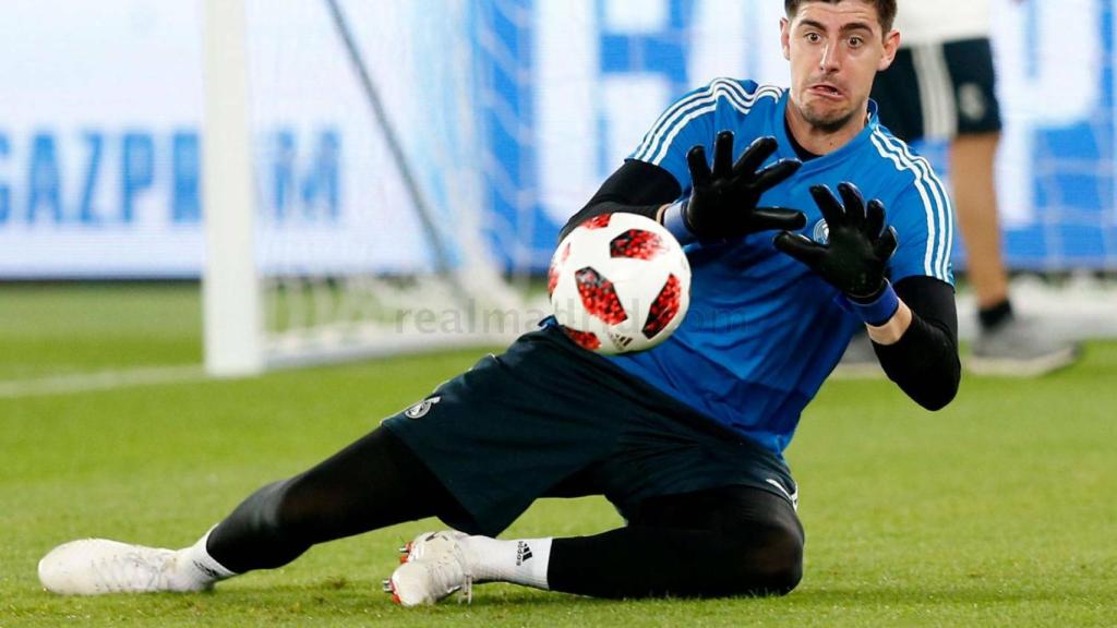 Courtois trata de atrapar un balón