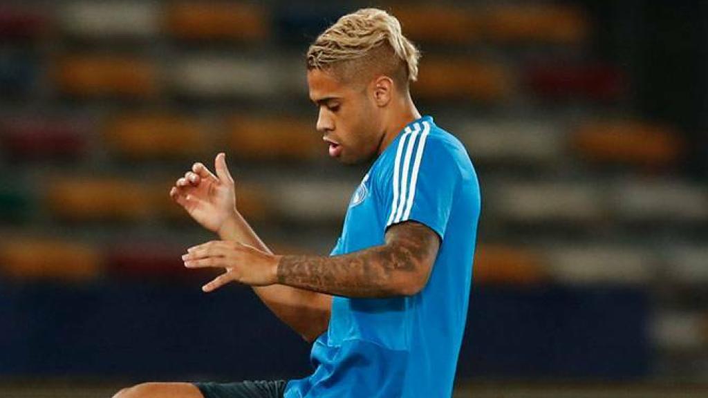 Mariano chuta en un entrenamiento con el Real Madrid