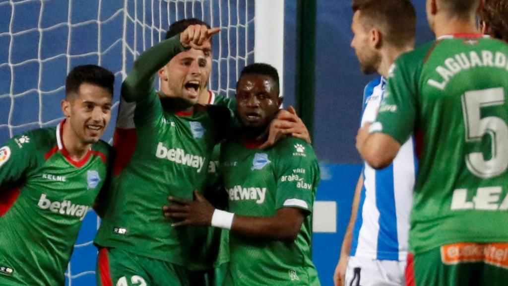 Los jugadores del Alavés celebran el gol de Calleri ante la Real Sociedad