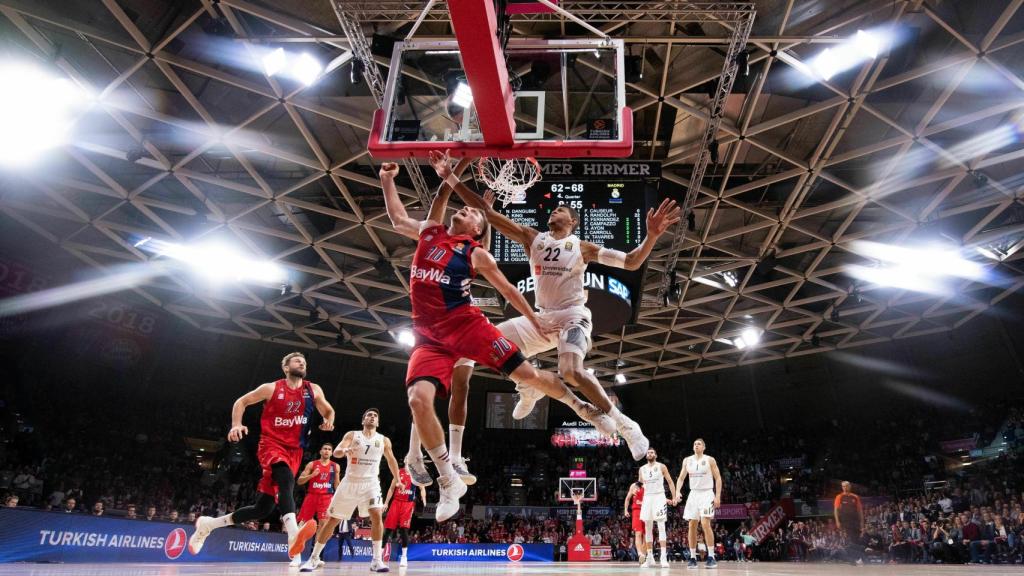 Tavares poniendo un tapón durante el último partido del Real Madrid