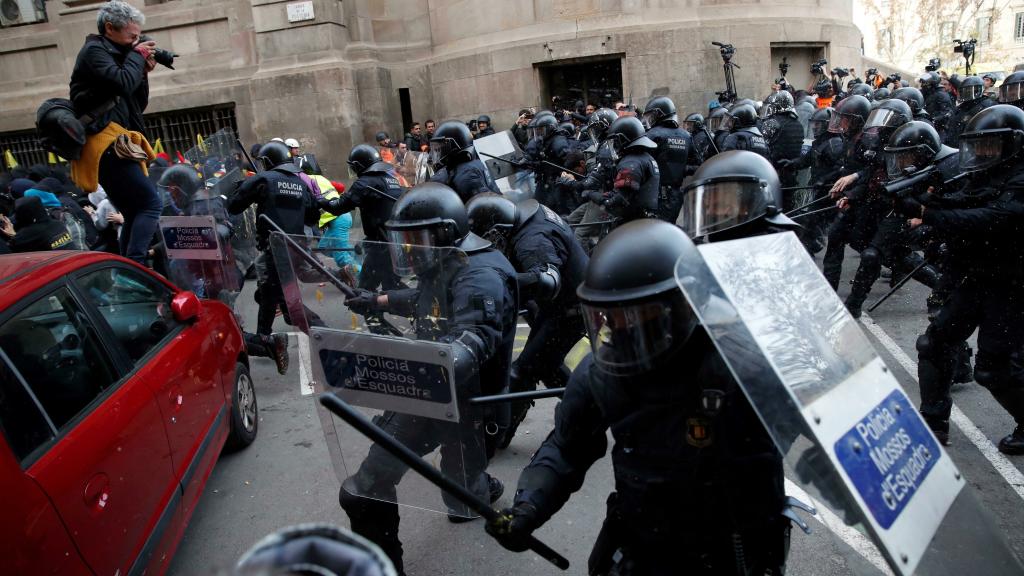 Mossos d'Esquadra despejan una de las calles cercanas a la Llotja de Mar en diciembre de 2018.