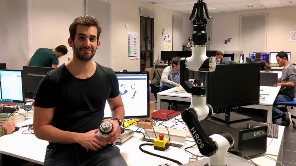 Víctor Mayoral junto con Mara, el cobot que Acutronic Robotics ha lanzado al mercado.