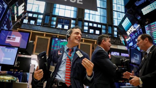 Un operador con gesto alegre en la Bolsa de Nueva York.
