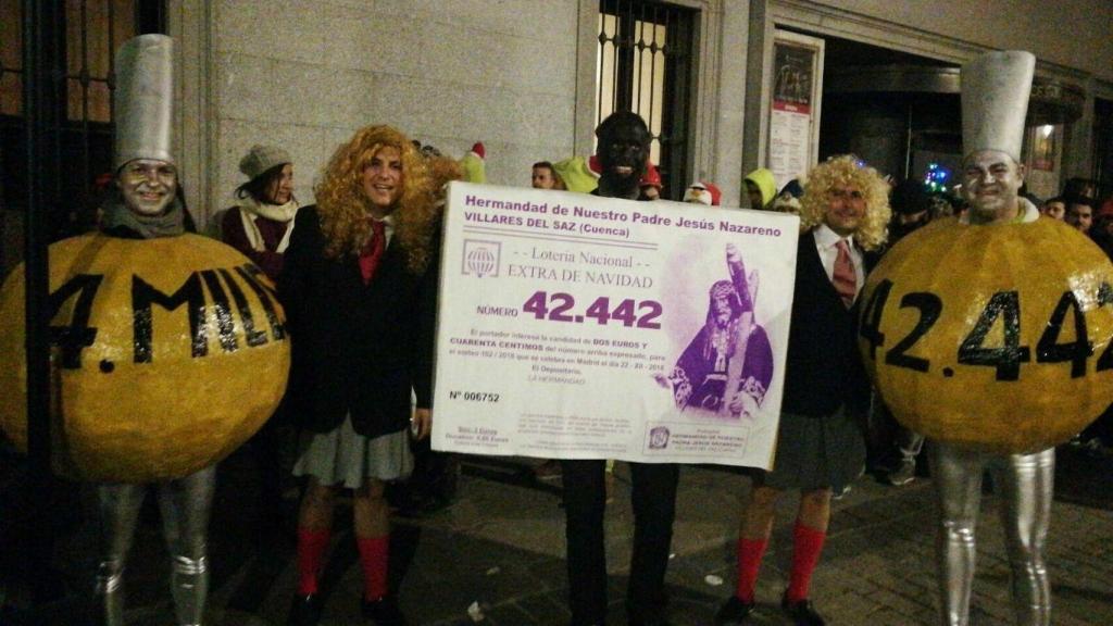 Requisadas los disfraces de unos asistentes al Teatro Real.
