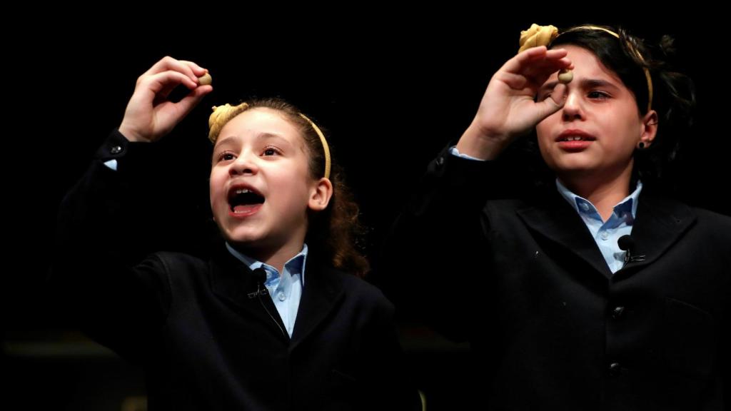 Aya y Carla, las niñas que han cantado el Gordo