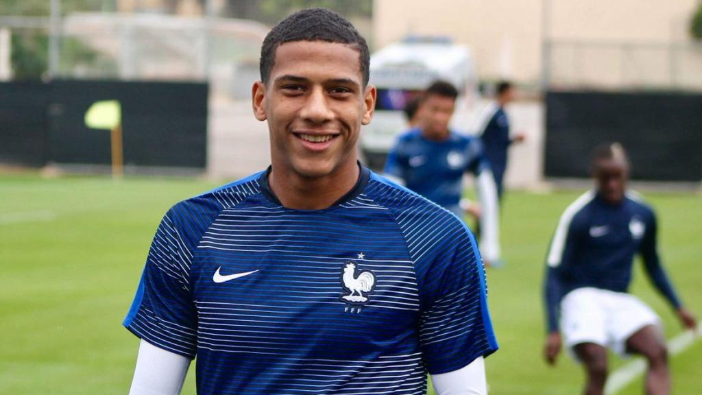 Todibo en un entrenamiento con la selección francesa. Foto Twitter: (@jctodibo)