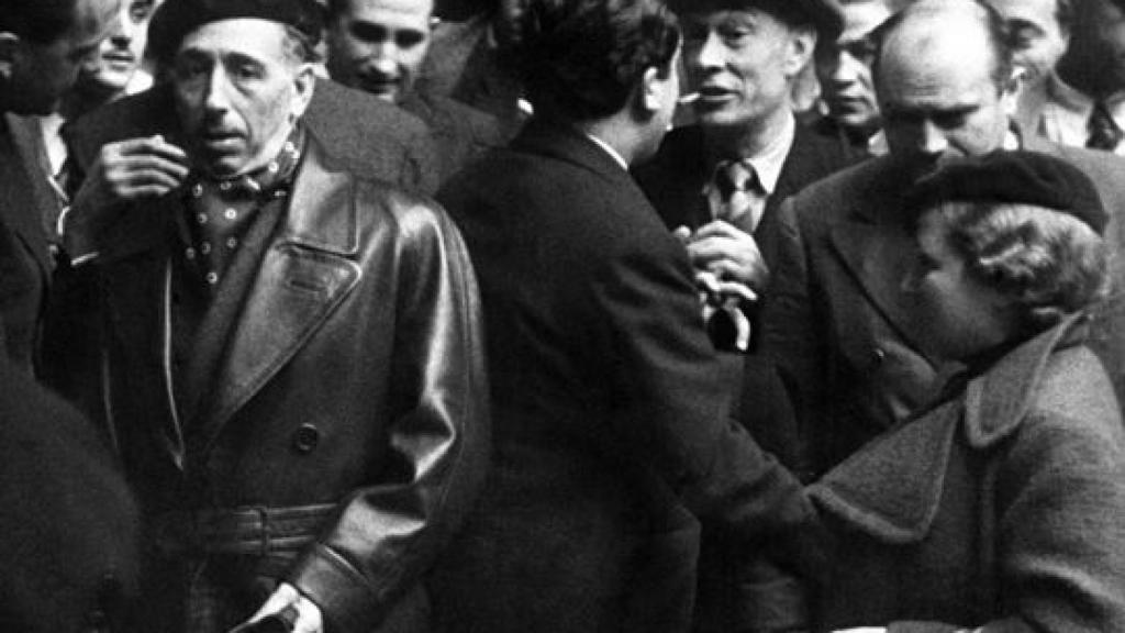 Companys y otros refugiados catalanes se dirigen al exilio en febrero de 1939.
