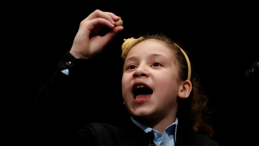 Aya Ben Hamdouch y Carla García Villnueva muestran el Gordo.