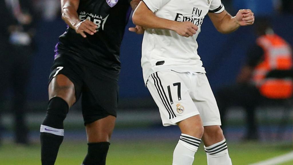 Lucas Vázquez pelea con un jugador del Al Ain por un balón