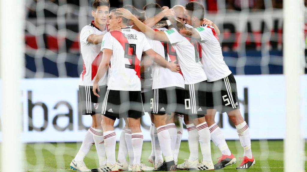 Los jugadores de River Plate se abrazan tras un gol al Kashima Antlers