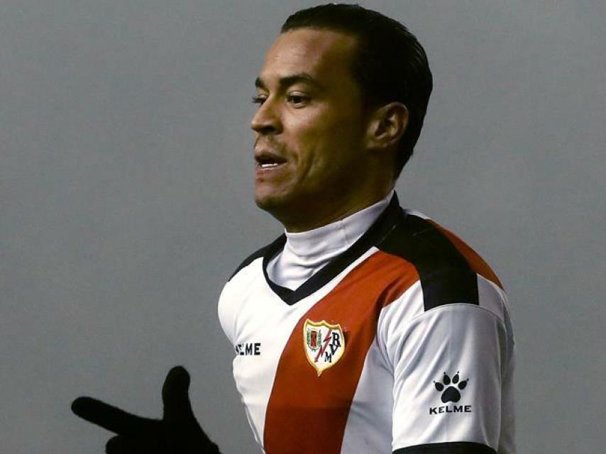Raúl de Tomás celebra su gol que le da la victoria al Rayo ante el Levante