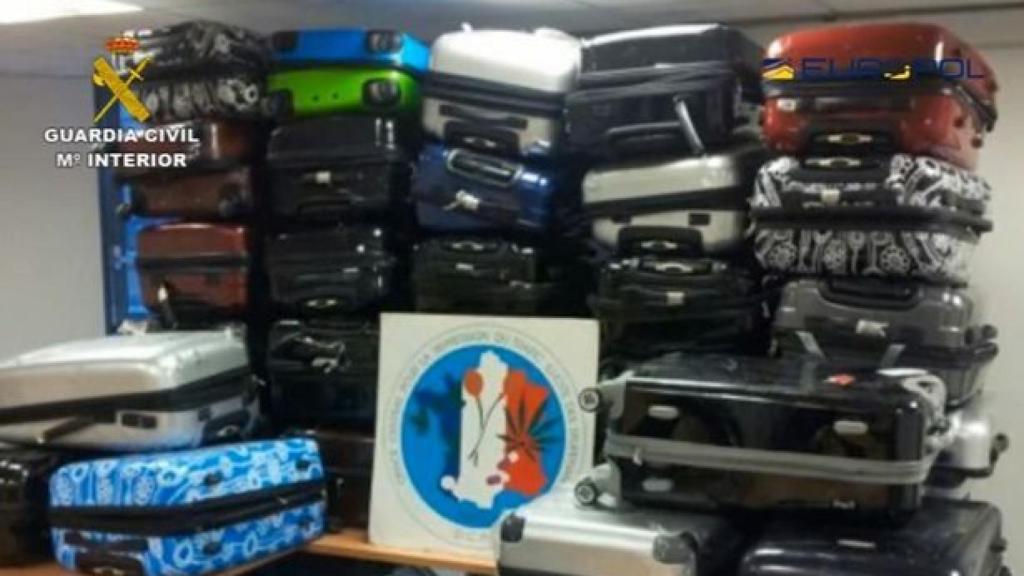 Maletas con droga decomisadas por la policía francesa.