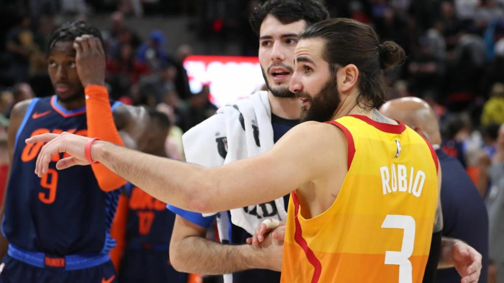 Ricky Rubio saluda a Álex Abrines al término del Utah Jazz - Oklahoma City Thunder