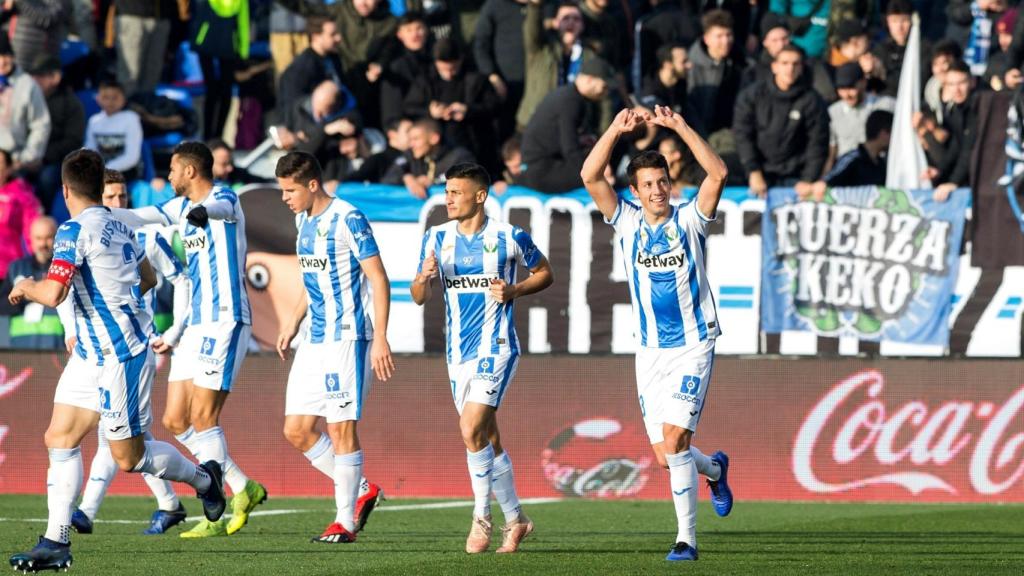 Mikel Vesga, jugador del Leganés, celebra su gol al Sevilla con sus compañeros
