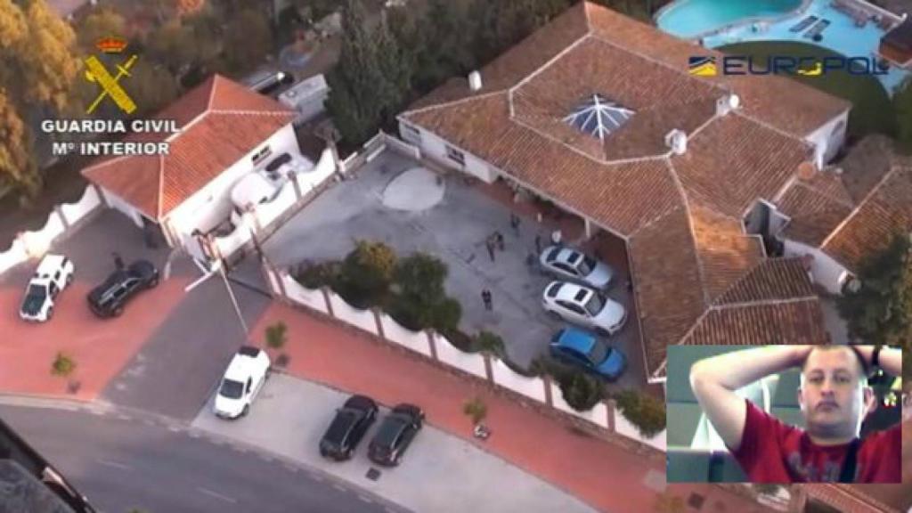La mansión en Benalmádena donde residía el capo británico. Debajo, una imagen de él.