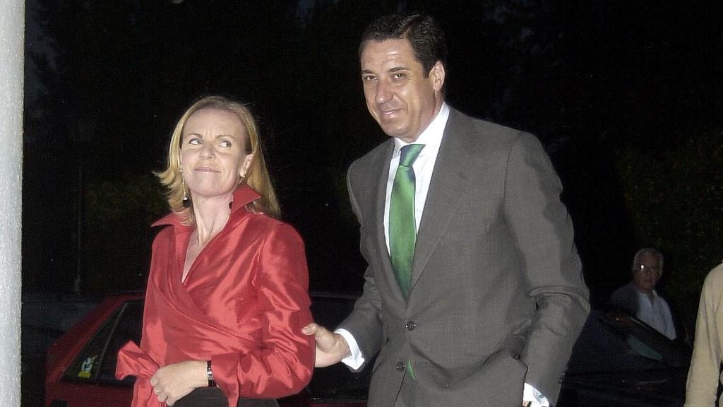 Eduardo Zaplana y su mujer, Rosa Barceló, en una foto de archivo (2003).