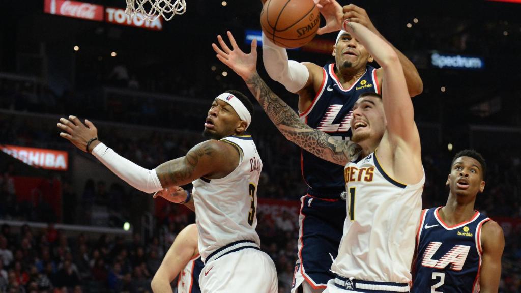 Juancho Hernángómez intenta atrapar un rebote en el partido entre Los Angeles Clippers y los Denver Nuggets