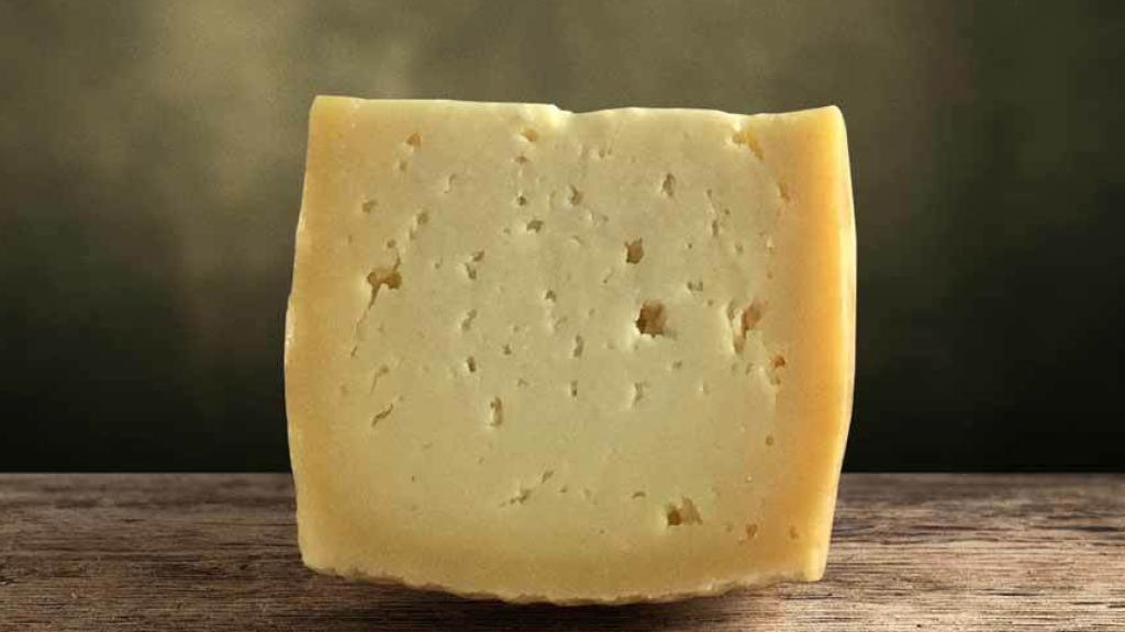 Una riquísima cuña de queso curado.