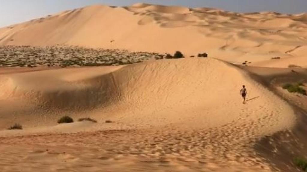 Marcos Llorente corriendo por el desierto