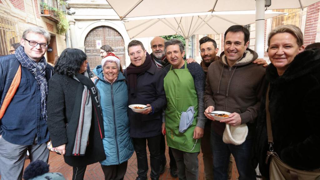 Miles de toledanos inundan las calles de la ciudad en las tradicionales migas de Nochebuena 16